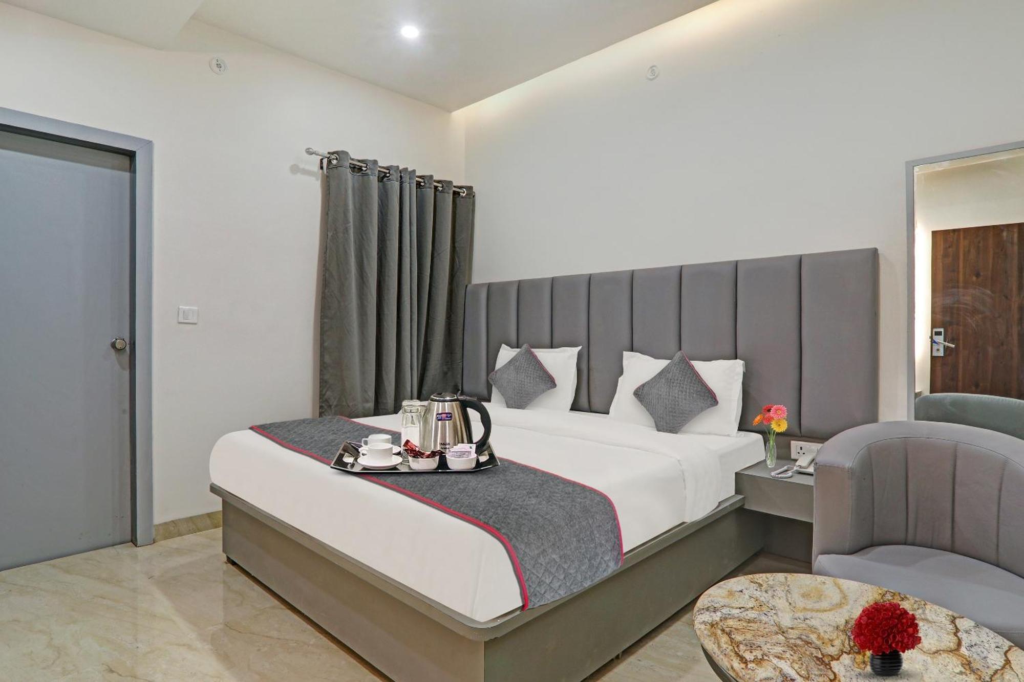 Super Townhouse Hotel Impact Chinhat المظهر الخارجي الصورة