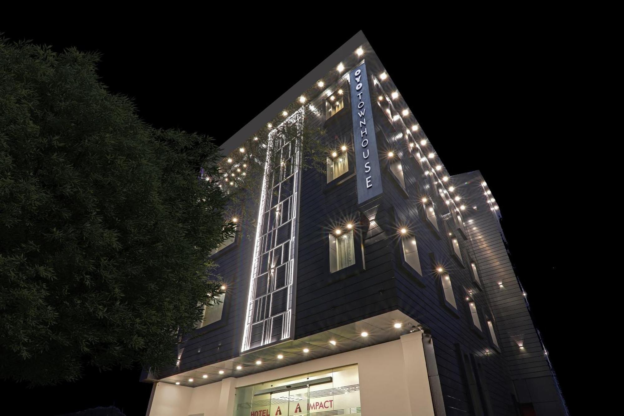 Super Townhouse Hotel Impact Chinhat المظهر الخارجي الصورة