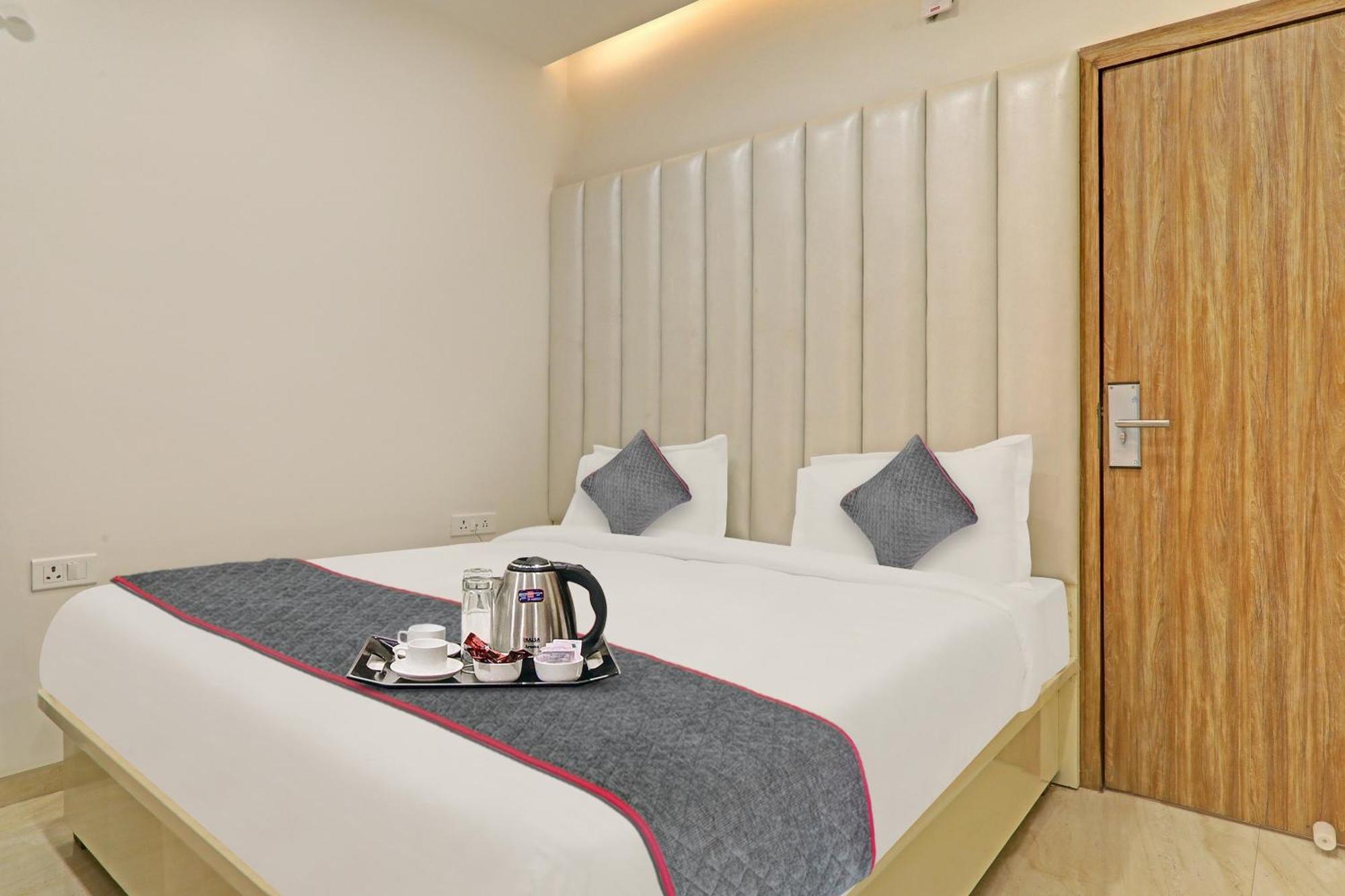 Super Townhouse Hotel Impact Chinhat المظهر الخارجي الصورة