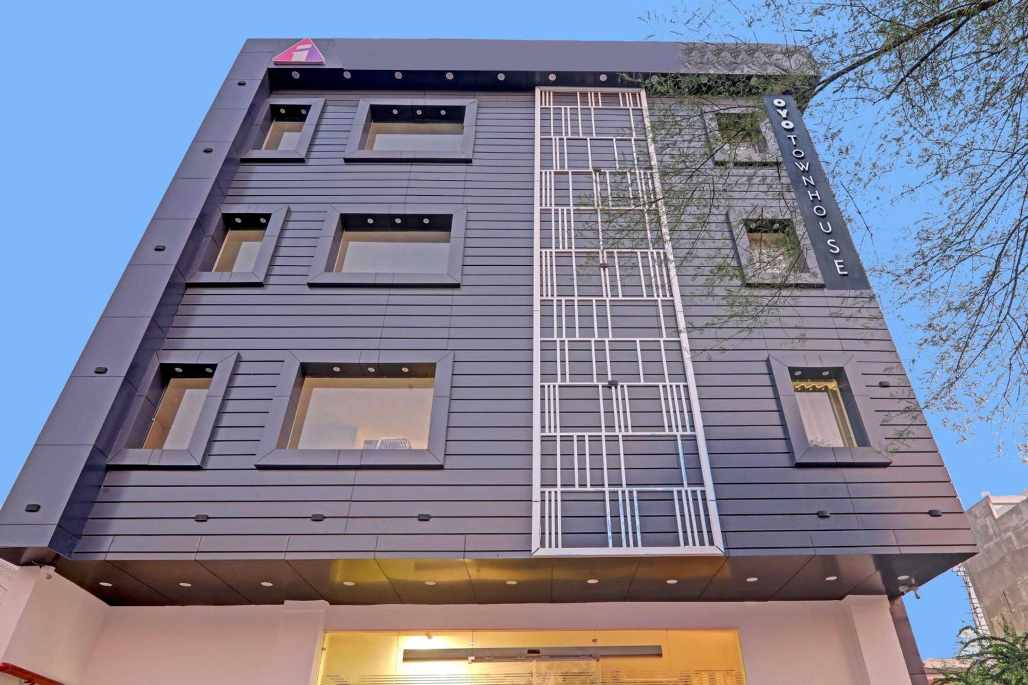 Super Townhouse Hotel Impact Chinhat المظهر الخارجي الصورة