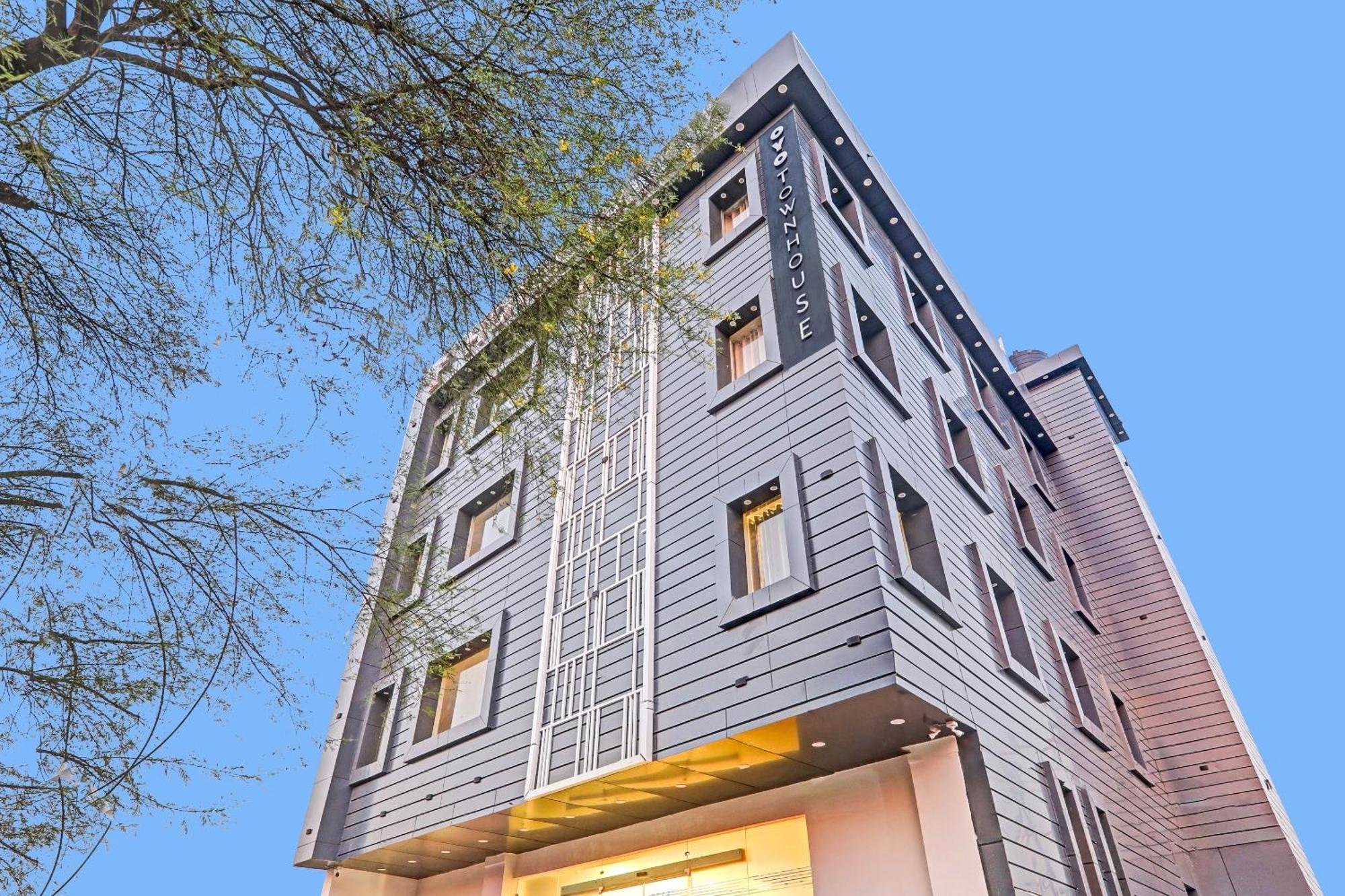 Super Townhouse Hotel Impact Chinhat المظهر الخارجي الصورة