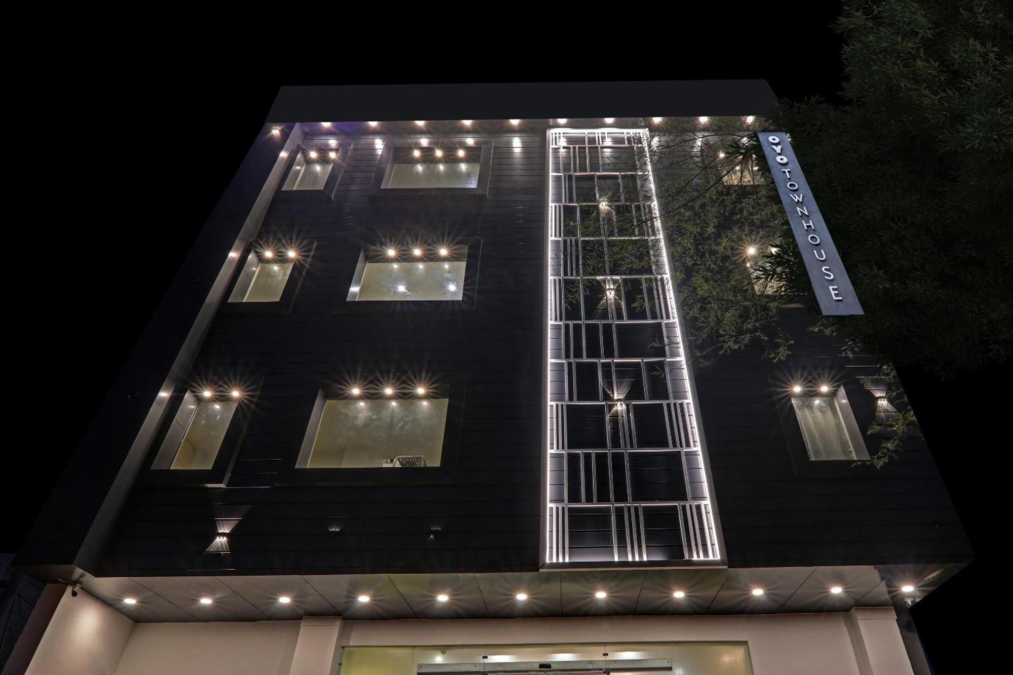 Super Townhouse Hotel Impact Chinhat المظهر الخارجي الصورة