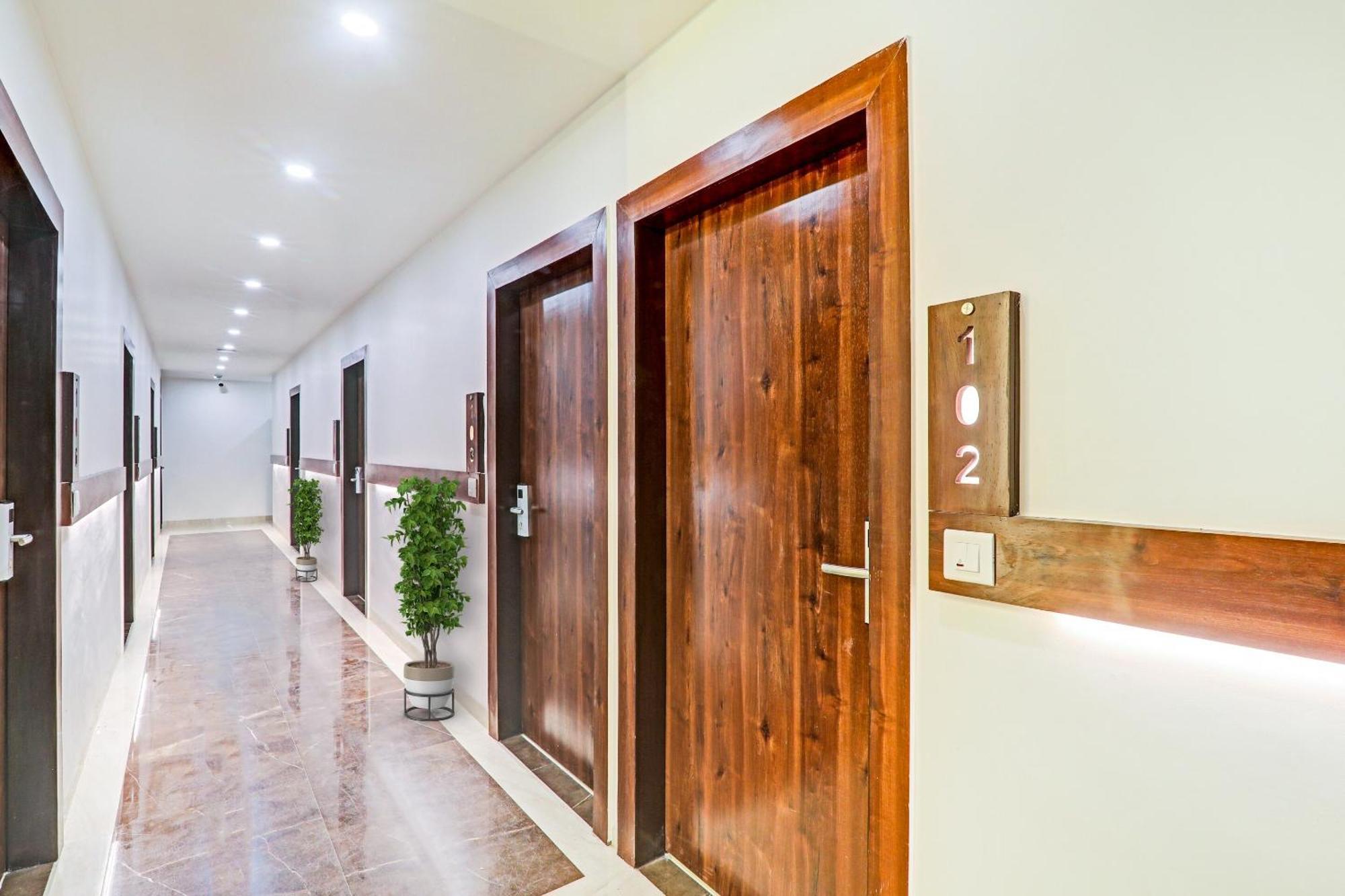 Super Townhouse Hotel Impact Chinhat المظهر الخارجي الصورة
