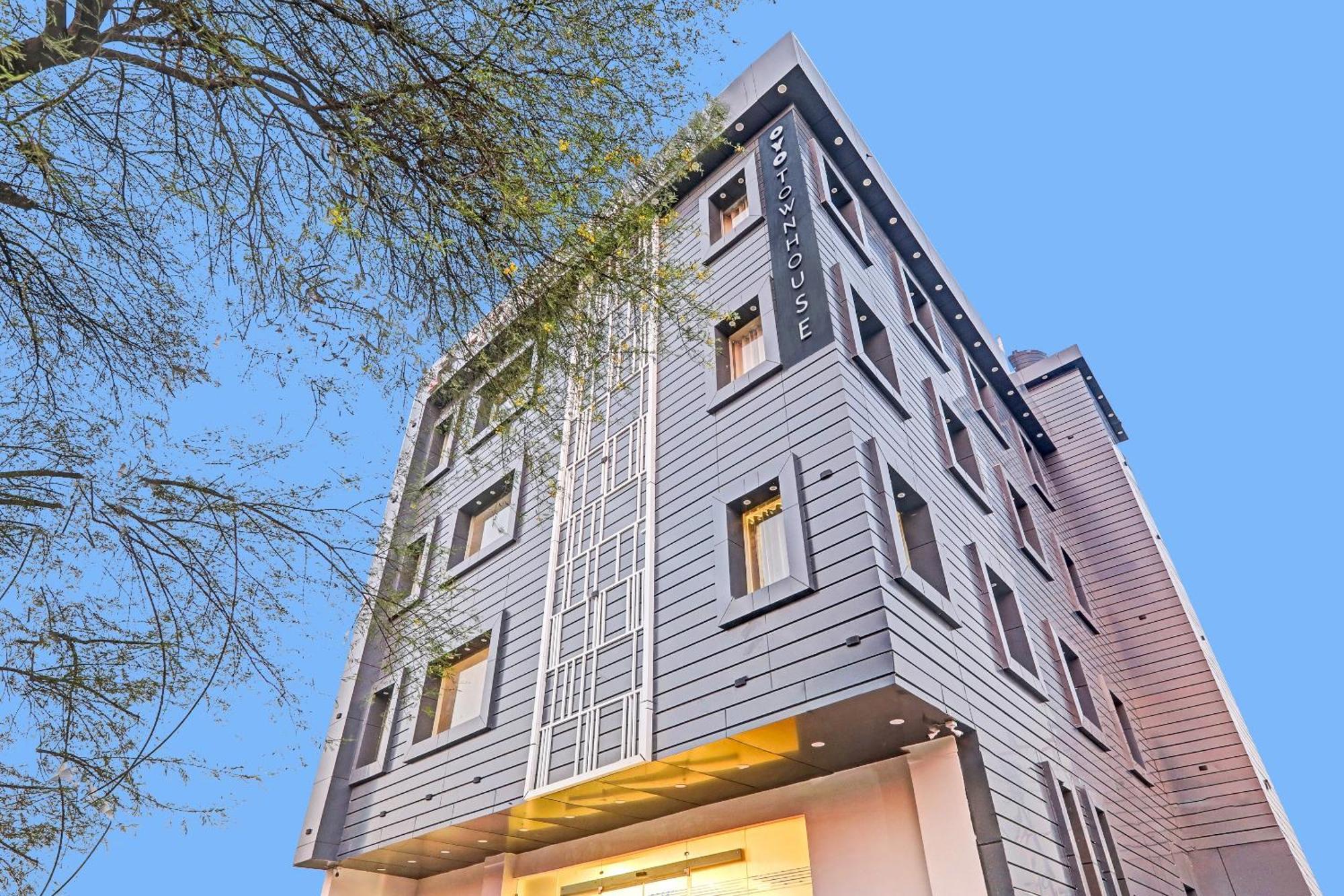 Super Townhouse Hotel Impact Chinhat المظهر الخارجي الصورة
